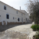 Photo showing the front aspect of a rustic whitewashed Andaulian farmhouse